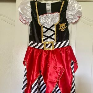 Kid size New Pirate costume. Includes pirate hat.